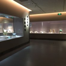 專(zhuān)業(yè)展覽展柜定制與安裝 連接藝術(shù)與觀眾的無(wú)形橋梁